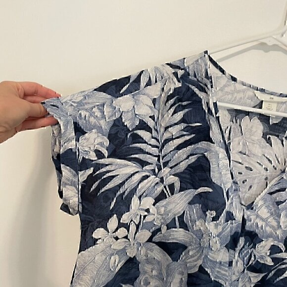 H&M L.O.G.G. V-Neck Cotton Blouse Blue Tropical Hawaiian Floral Leaf Leaves Boho - Picture 7 of 12